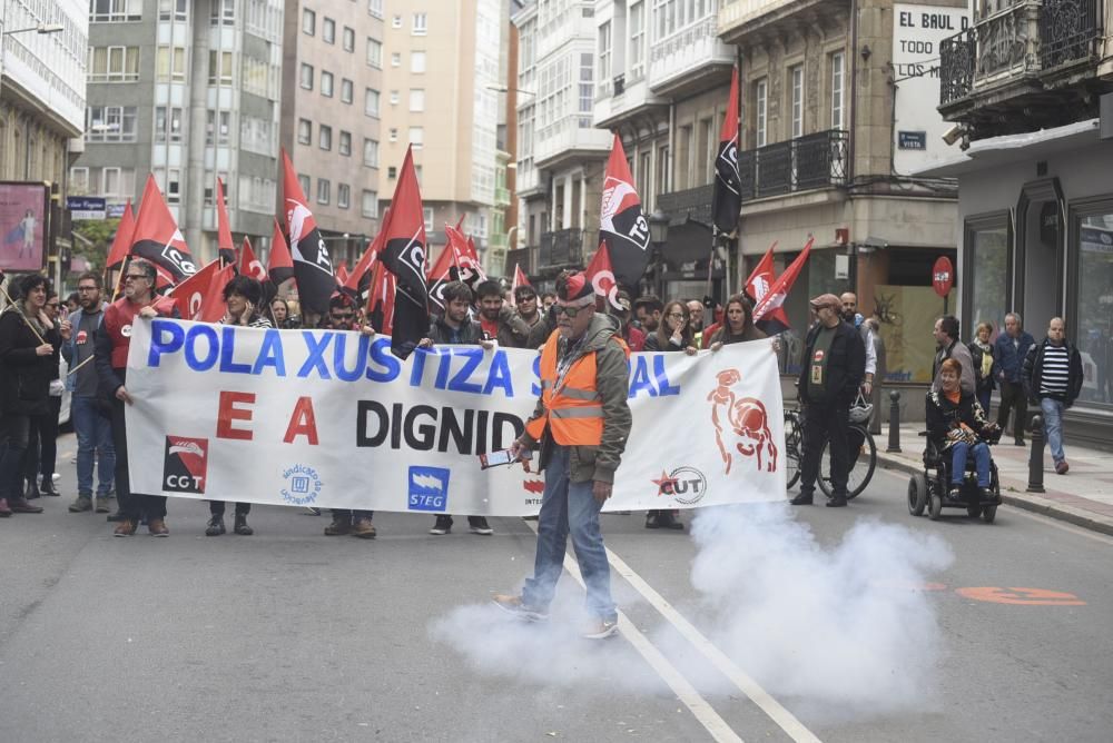 Unas 4.000 han secundado la manifestación convocada por UGT y CCOO que ha arrancado A Palloza y ha terminado en la plaza de Ourense, ante la Delegación del Gobierno en Galicia.