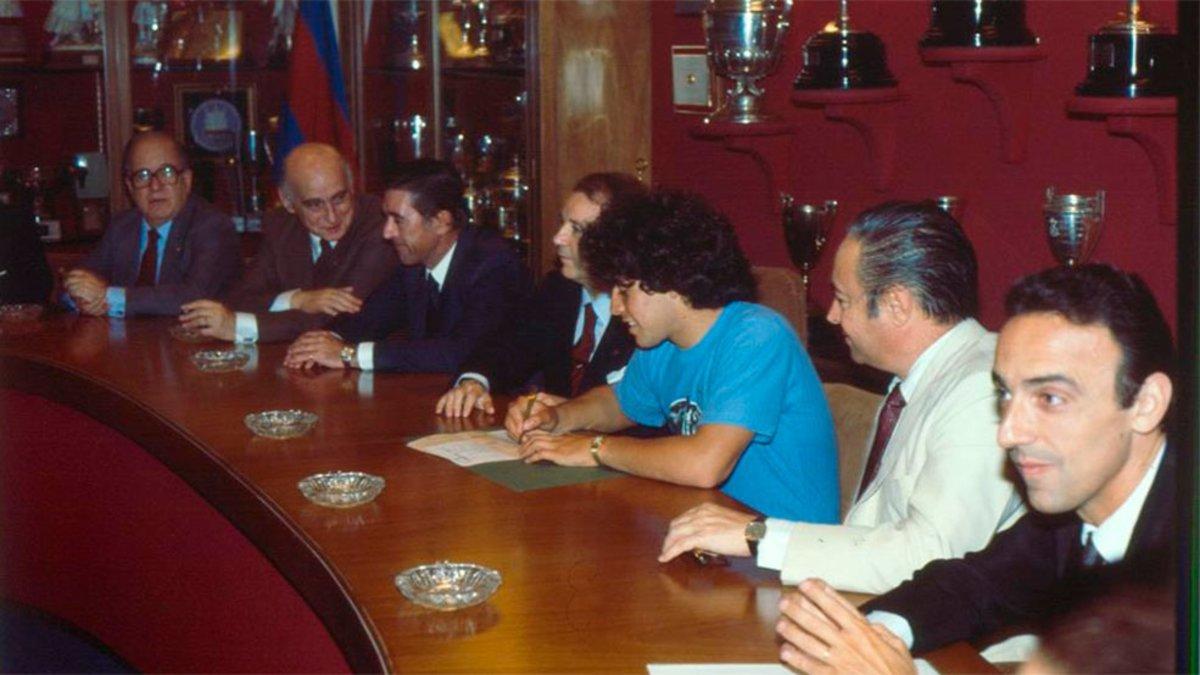 El día que Maradona firmó su contrato con el Barça