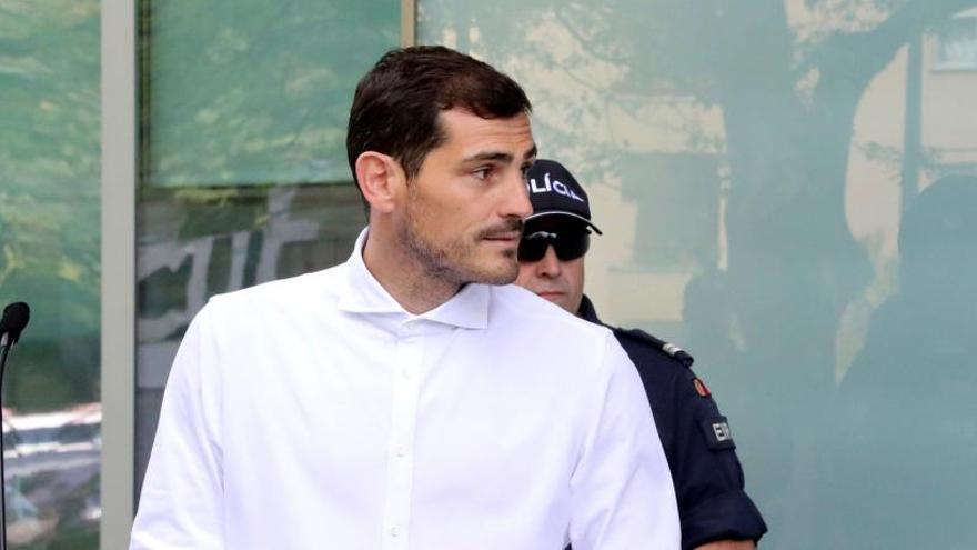 Iker Casillas a su salida del hospital de Oporto.