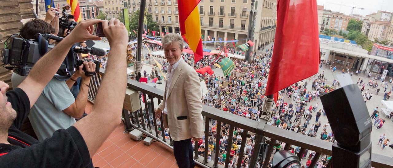 Santisteve, el día de su nombramiento como alcalde, asomado al balcón del ayuntamiento.