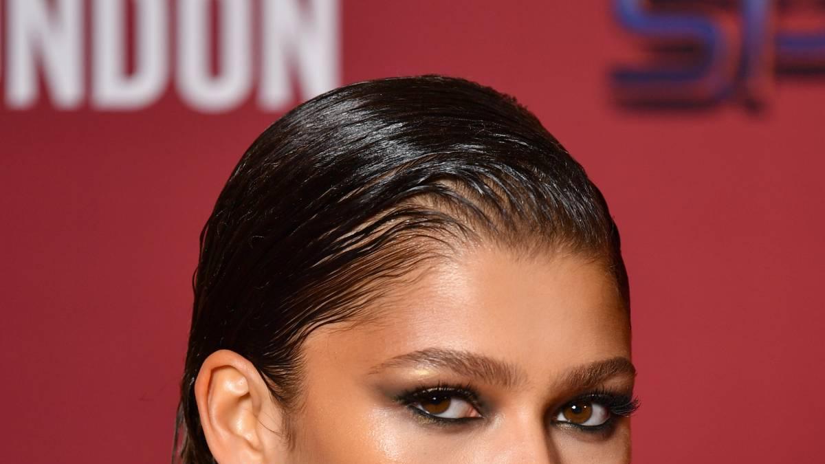 Zendaya con pendientes de telaraña en el estreno de Spider-Man