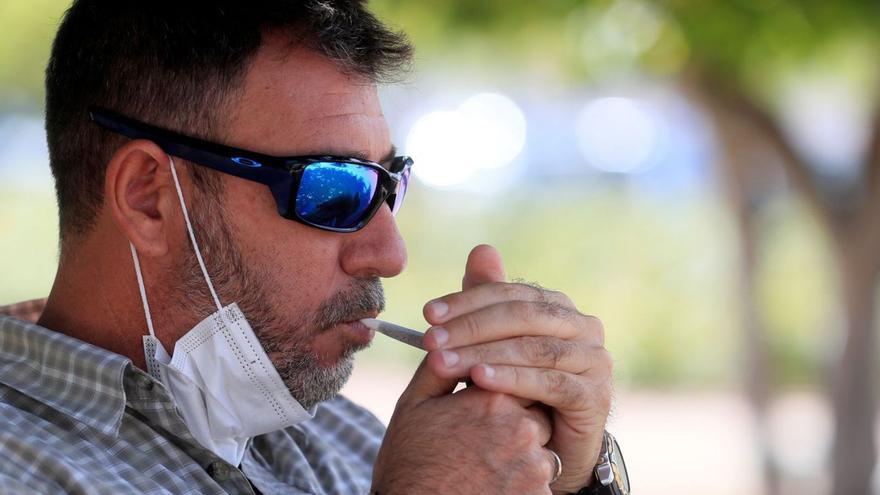 Un hombre enciende un cigarrillo, en una imagen de archivo. | EL PERIÓDICO