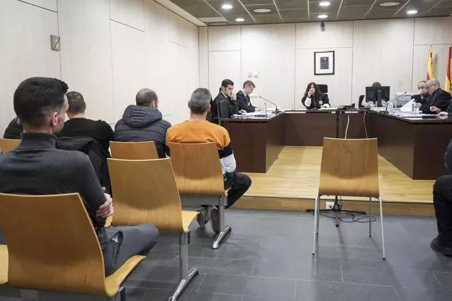 El judici contra els acusats d'agredir un grup d'activistes mentre penjaven una estelada a Manresa, en imatges