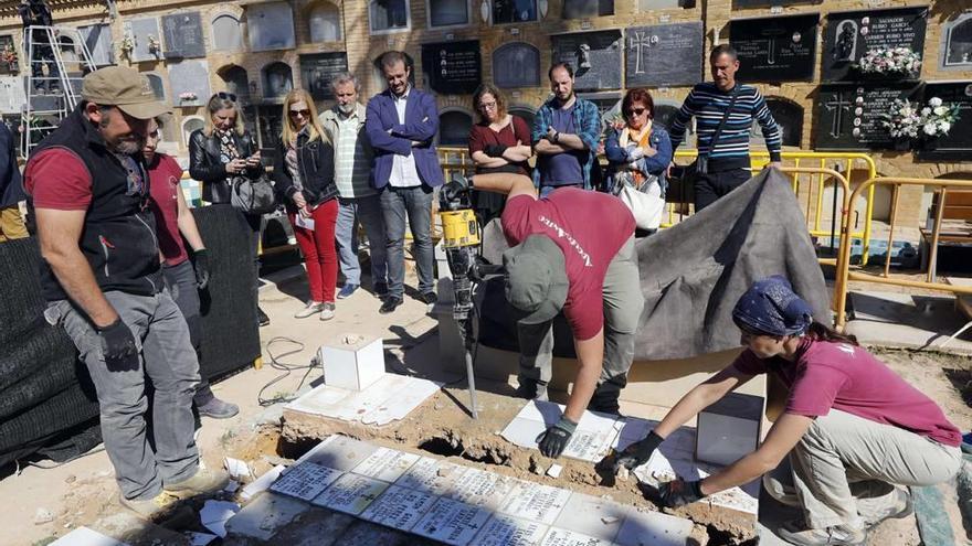 El equipo de arqueólogos comenzaban las exhumaciones en la mañana del miércoles, acompañados de familiares de las víctimas.