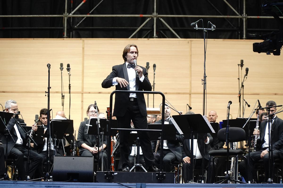 Bajo la batuta del director alicantino Juan Miguel Romero Llopis, la Banda Municipal ofreció un repertorio basado en bandas sonoras de películas. Bajo la batuta del director alicantino Juan Miguel Romero Llopis, la Banda Municipal ofreció un repertorio basado en bandas sonoras de películas.