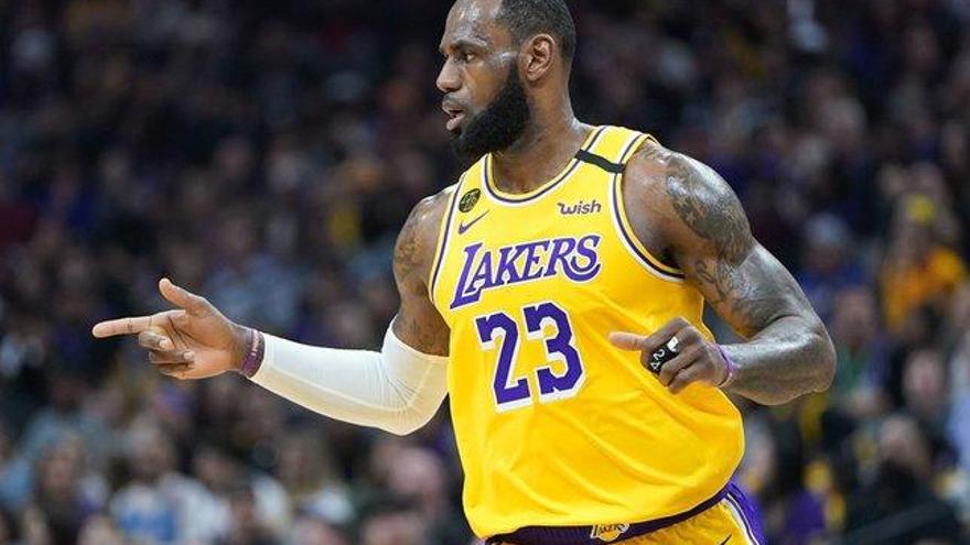 Lebron James da a los Lakers su sexta victoria consecutiva