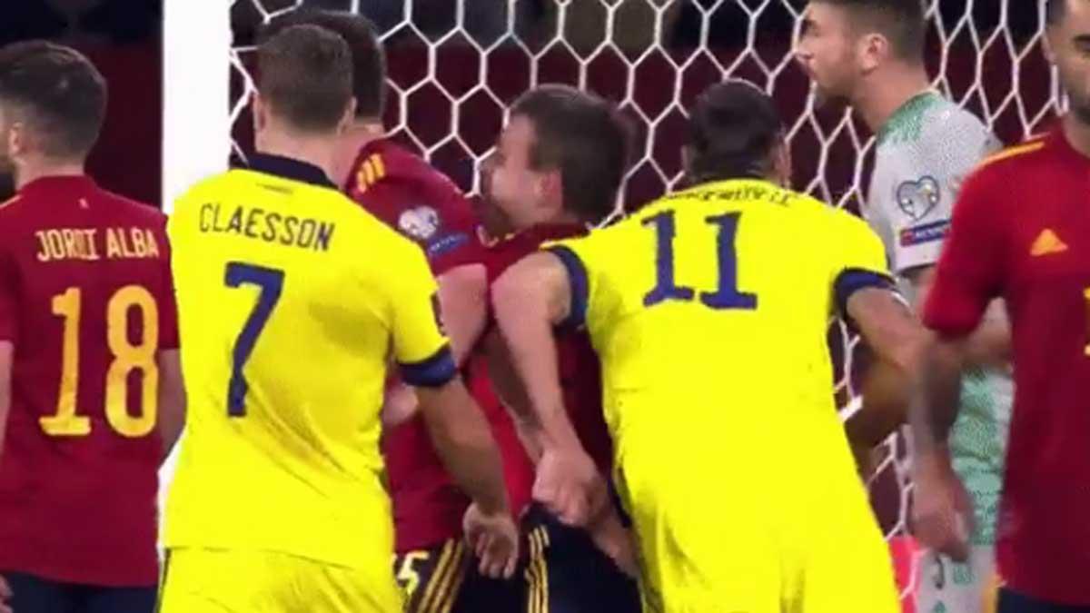 Momento de la agresión de Ibrahimovic a Azpilicueta.