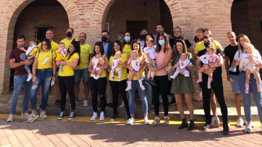 Puesta del pañuelico en la plaza del Ayuntamiento. | SERVICIO ESPECIAL