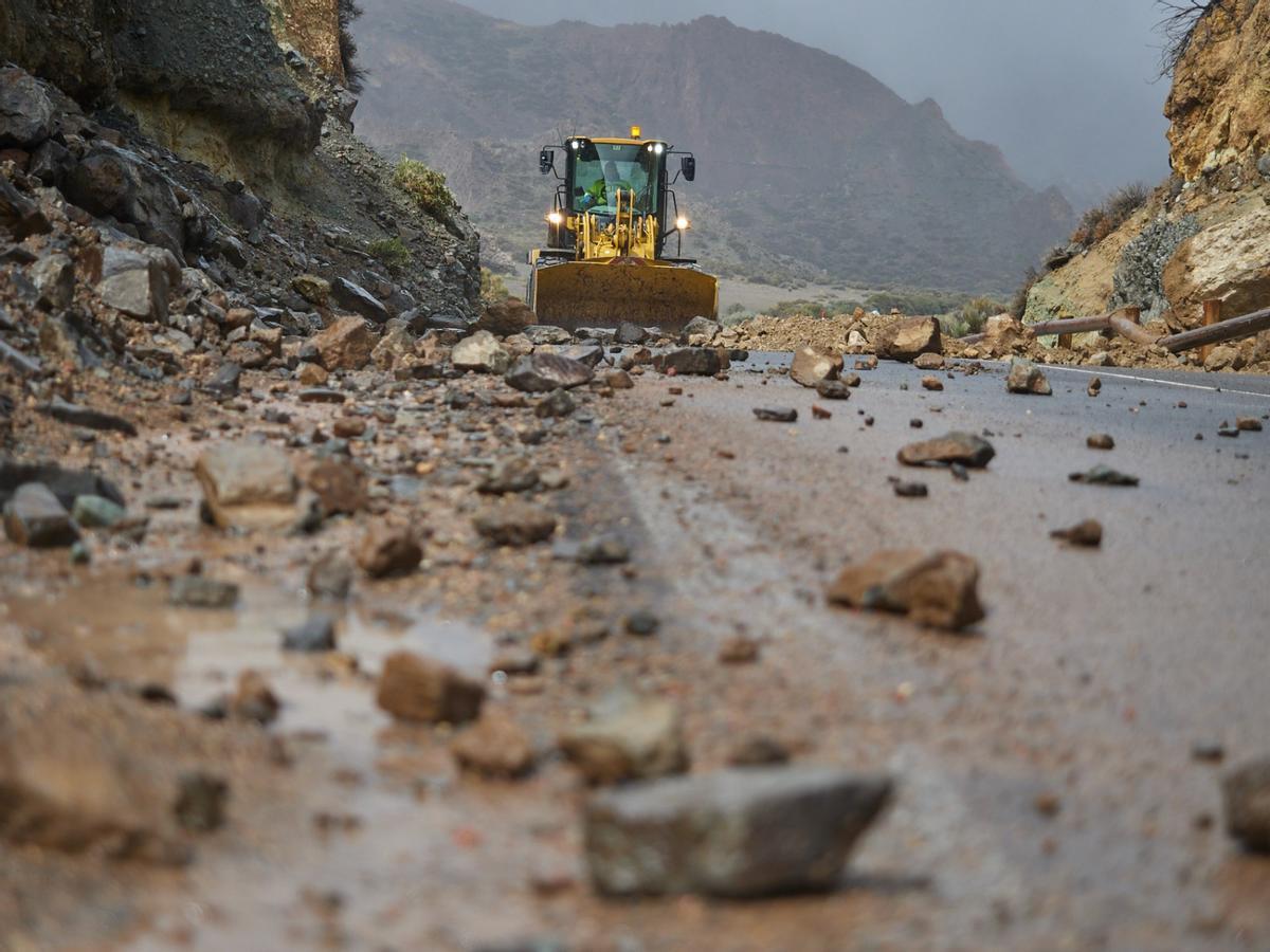 Una pala mecánica retira las piedras de la calzada en el Parque Nacional del Teide este domingo.