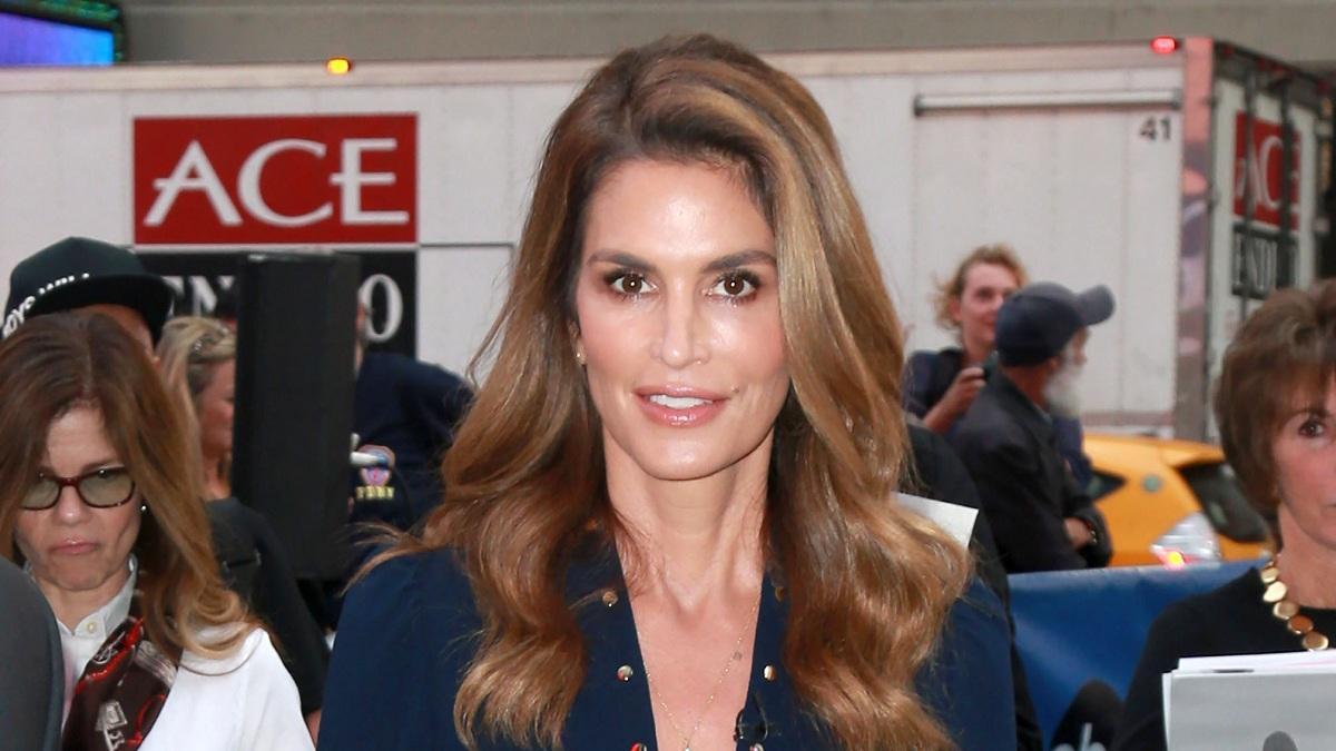 Cindy Crawford con mono azul y tachuelas doradas