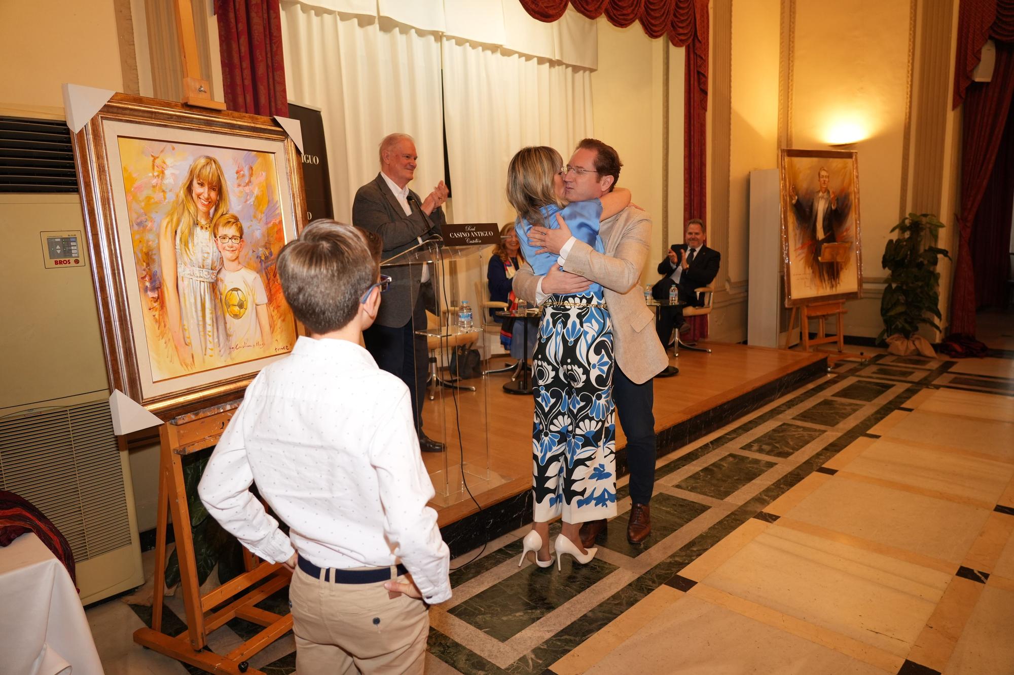 El pintor Forner entrega su retrato al maestro Tebar en el Casino Antiguo de Castelló