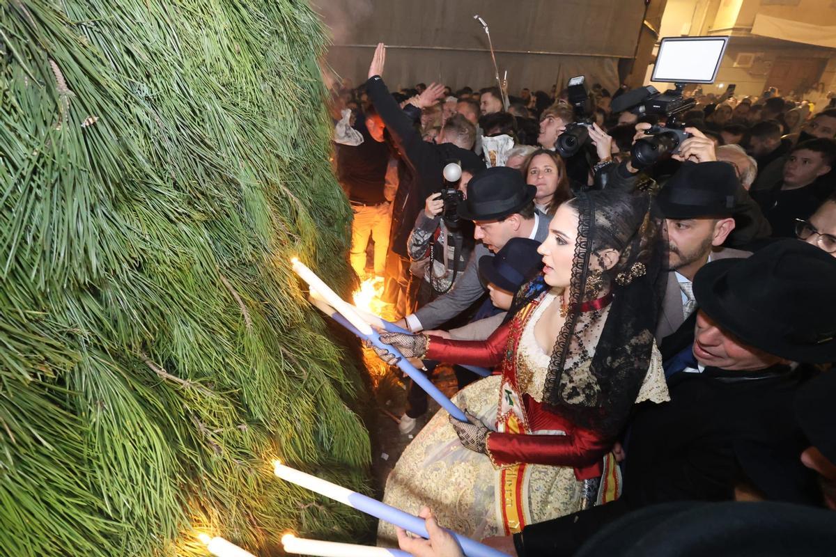 Momento del encendido a cargo de la Festera de Gràcia y los festeros.