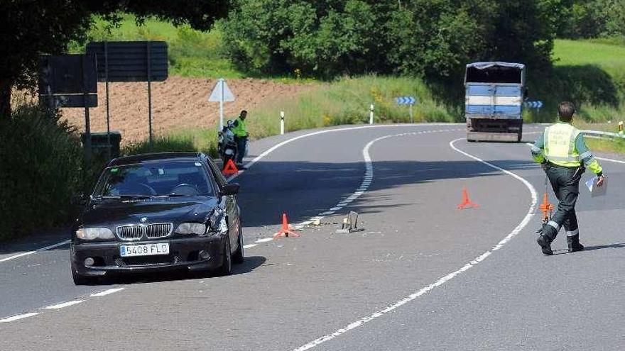 Uno de los dos coches implicados en la colisión de Escuadro. // Bernabé/Javier Lalín