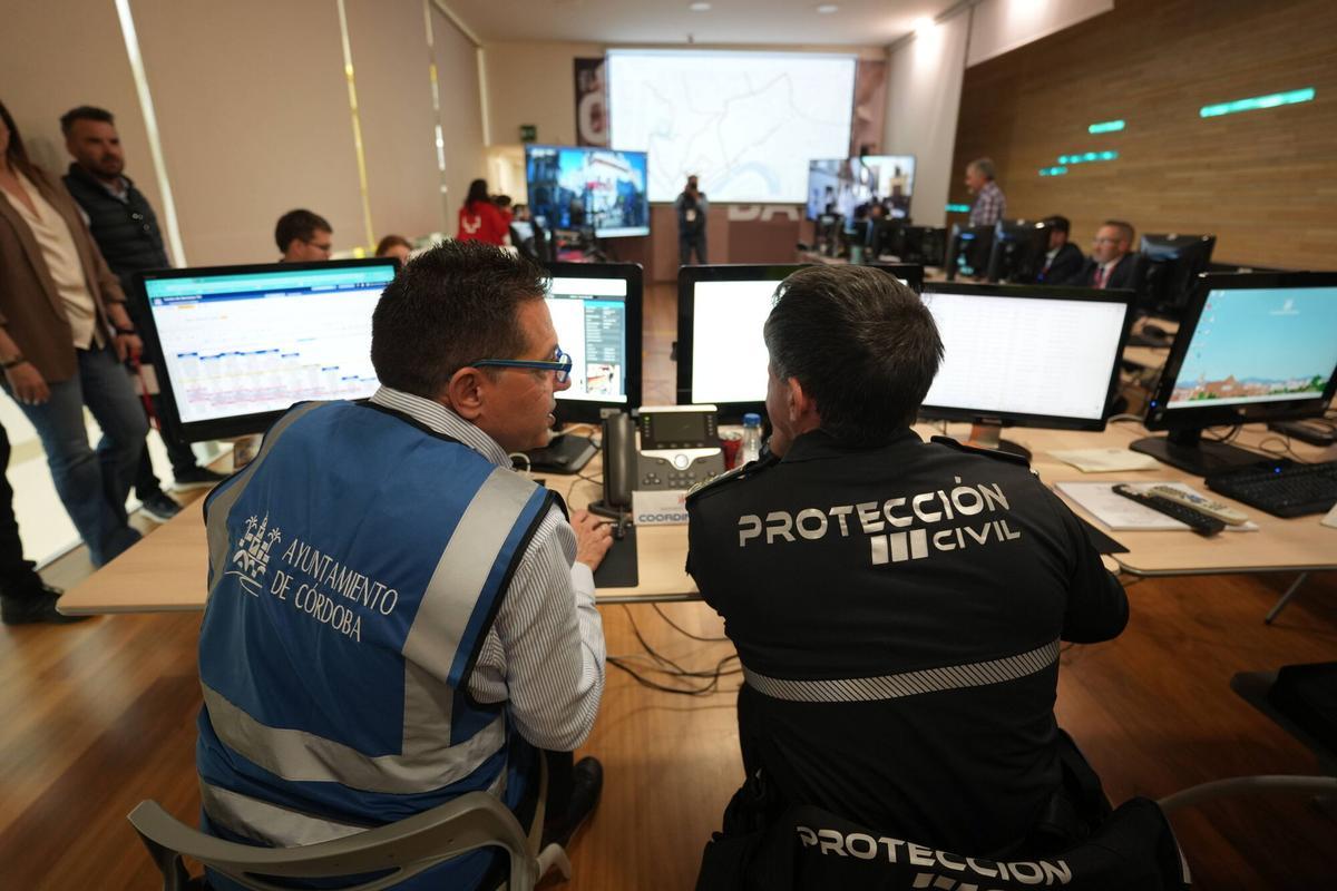 Personal del Ayuntamiento y de Protección Civil, este Lunes Santo, en el centro de coordinación.