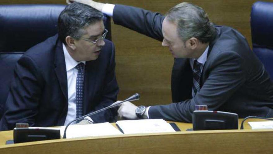 El conseller José Manuel Vela con Alberto Fabra en sus escaños en las Cortes Valencianas.