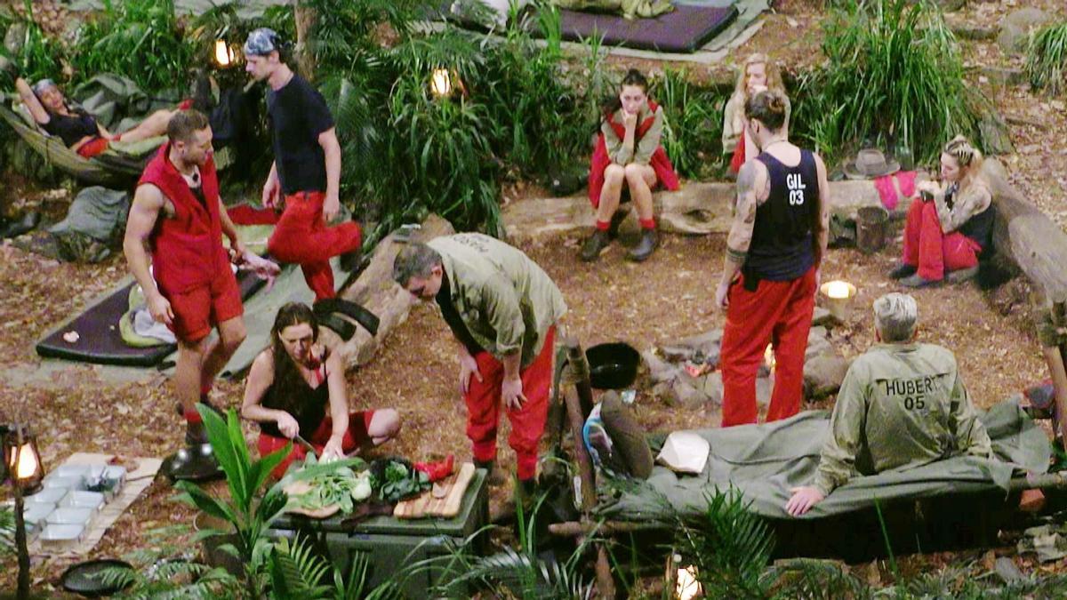 Simone Ballack (l.) übernimmt das Kochregiment. Hardy Krüger (r.) funkt dazwischen.