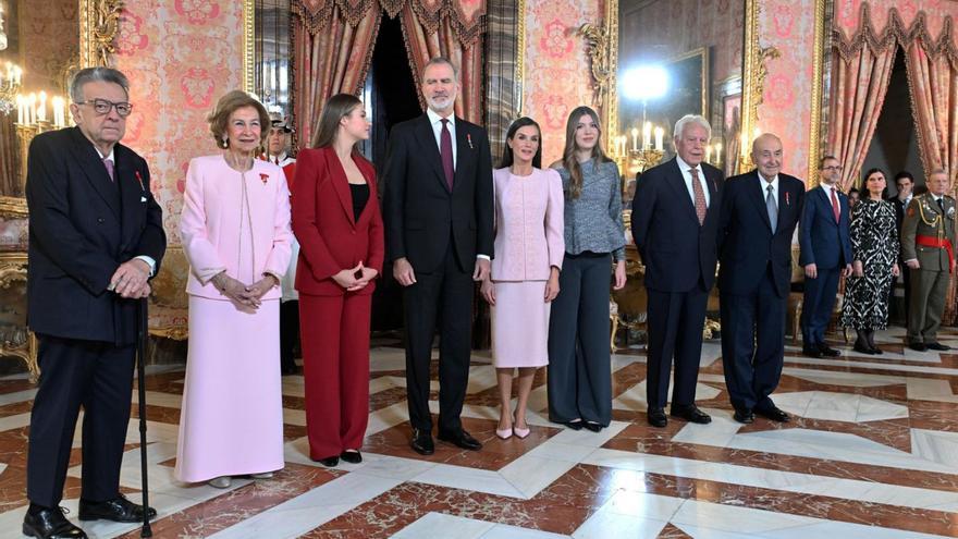 Por la izquierda, Miguel Herrero y Rodríguez de Miñón, la reina Sofía, Leonor, Felipe VI, Letizia, la Infanta Sofía, Felipe González y Miquel Roca.
