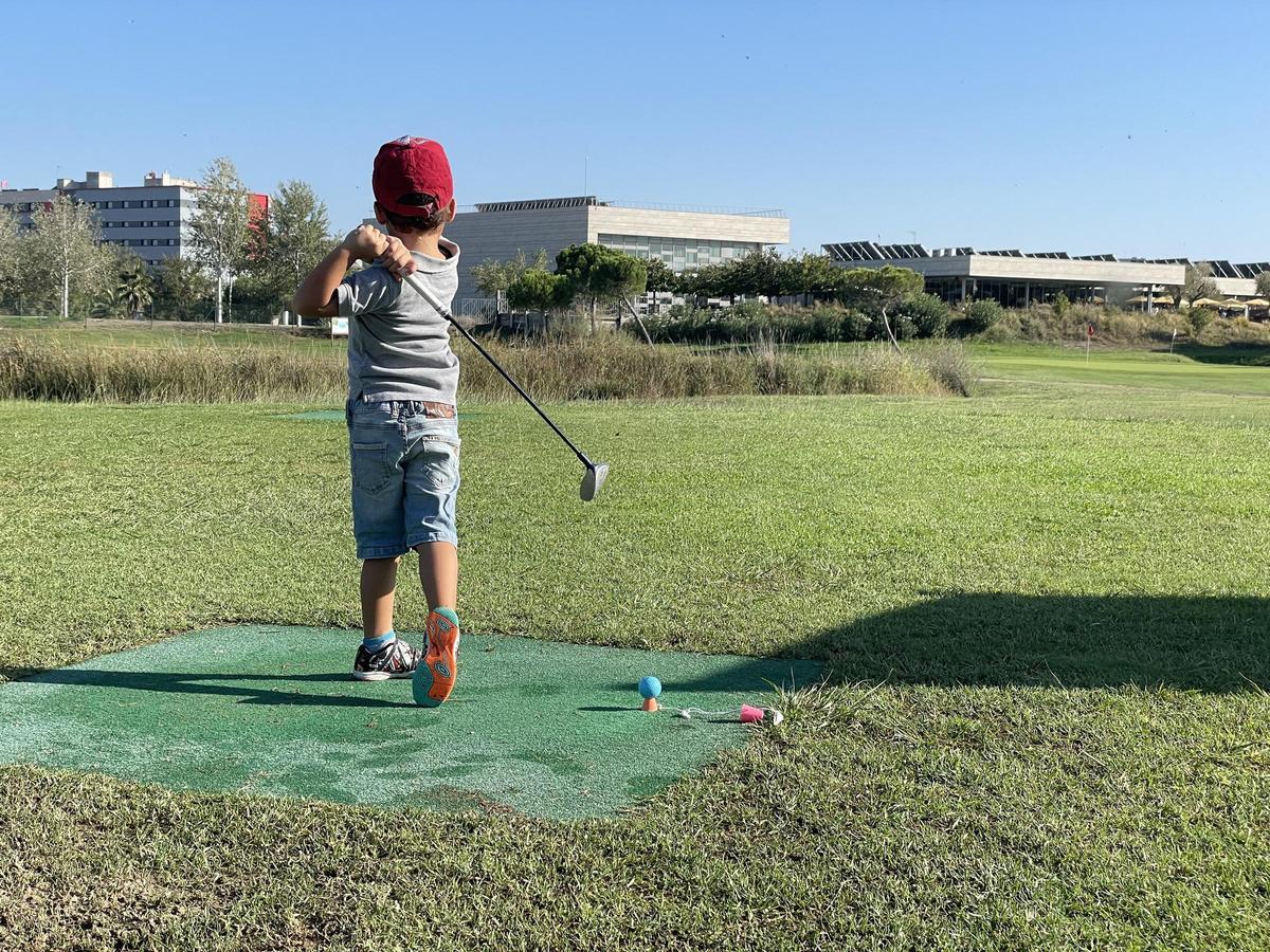 Un pequeño juega a golf en el campo de Ranillas