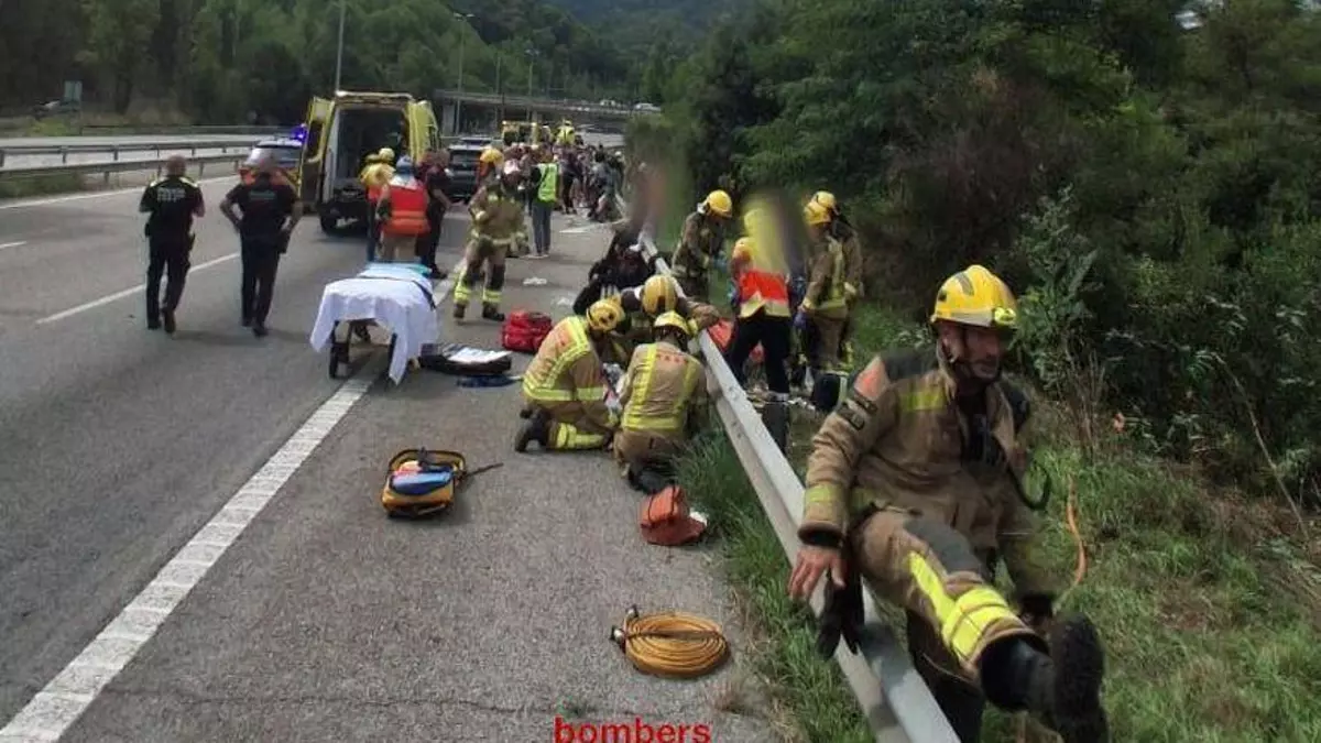 Un autocar vuelca en Barcelona y deja 53 heridos, dos de ellos graves