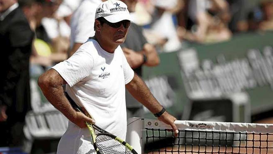 Toni Nadal observa a Rafel en una sesión preparatoria en Roland Garros.