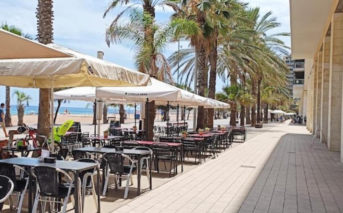 Terraza del origen Beach Badalona, a escasos metros de la playa