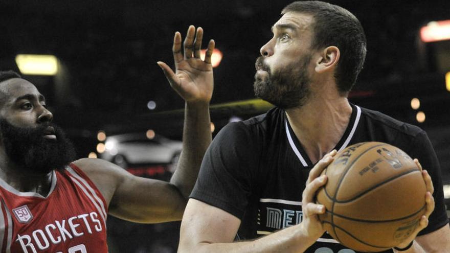 Marc Gasol protege el balón ante James Harden.