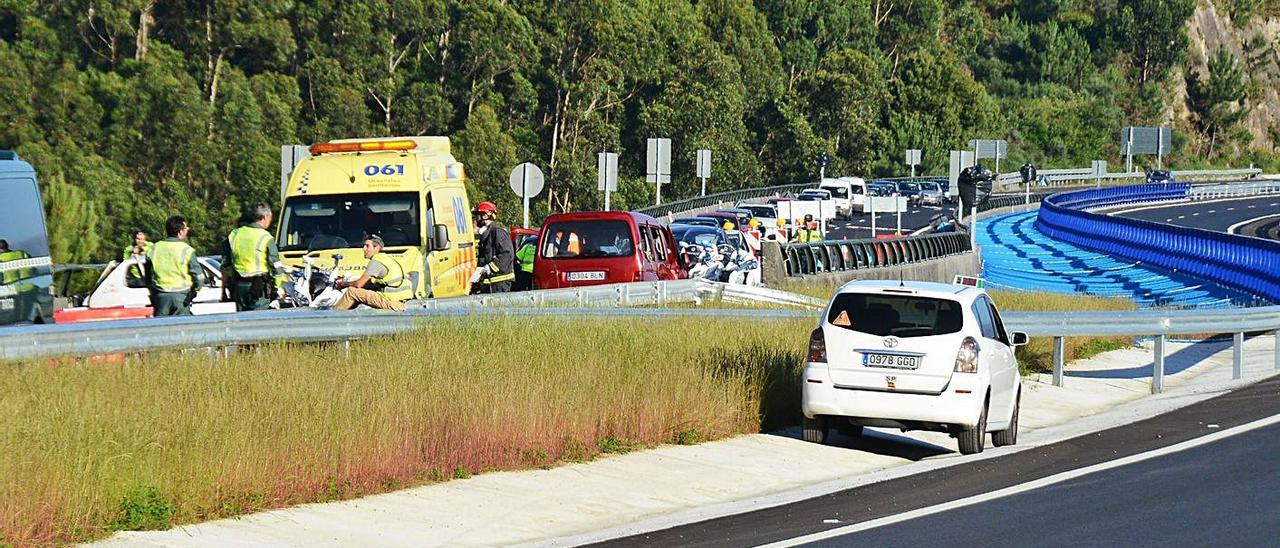 Despliegue de equipos de emergencia en el lugar del accidente ocurrido el 14 de junio de 2018. |   // G.N.