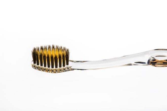 Detalle de las cerdas del cepillo de dientes para encías sensibles Charcoal and Goal Tootbrush