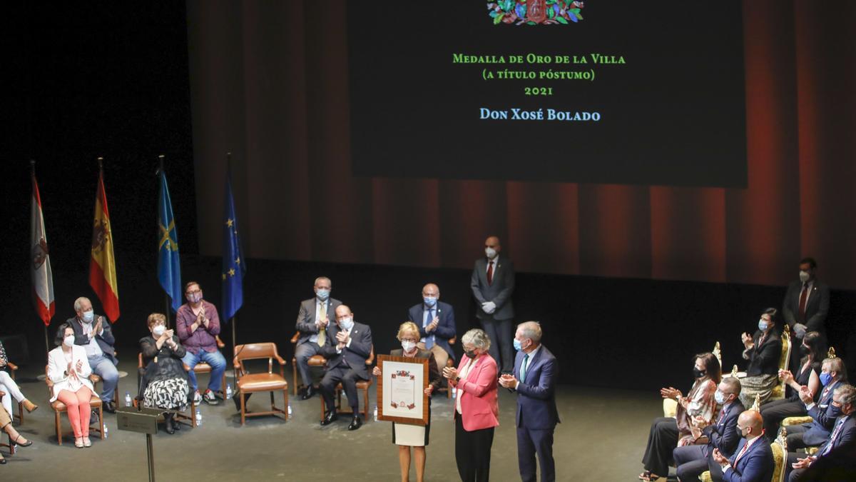 Entrega de honores y distinciones de Gijón en el teatro Jovellanos