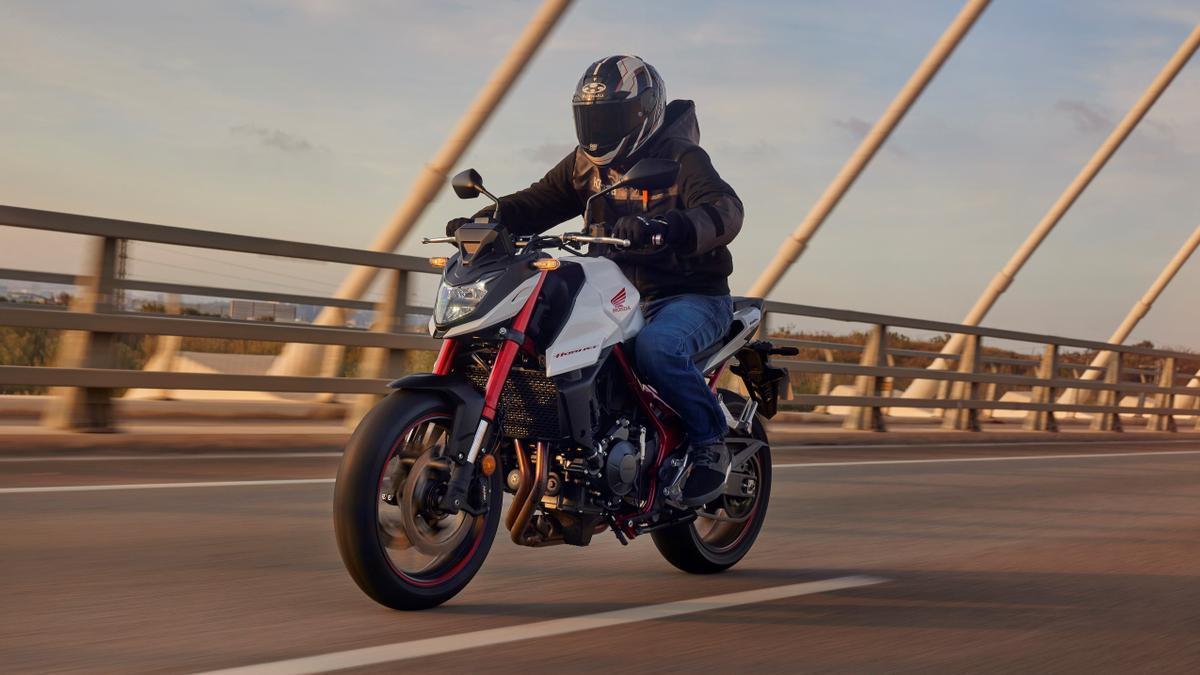 Honda presenta una nueva versión de su ya clásica motocicleta Hornet.