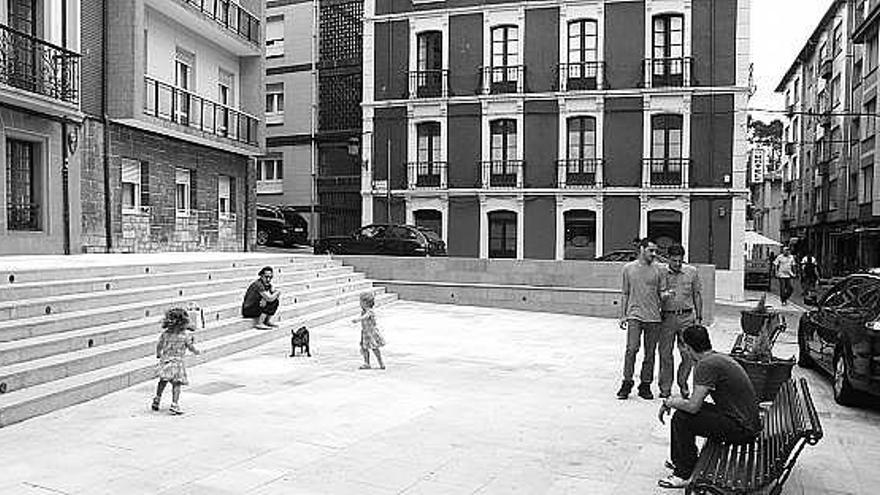 Vecinos, ayer en la plaza de Valdés Pumarino de Candás.