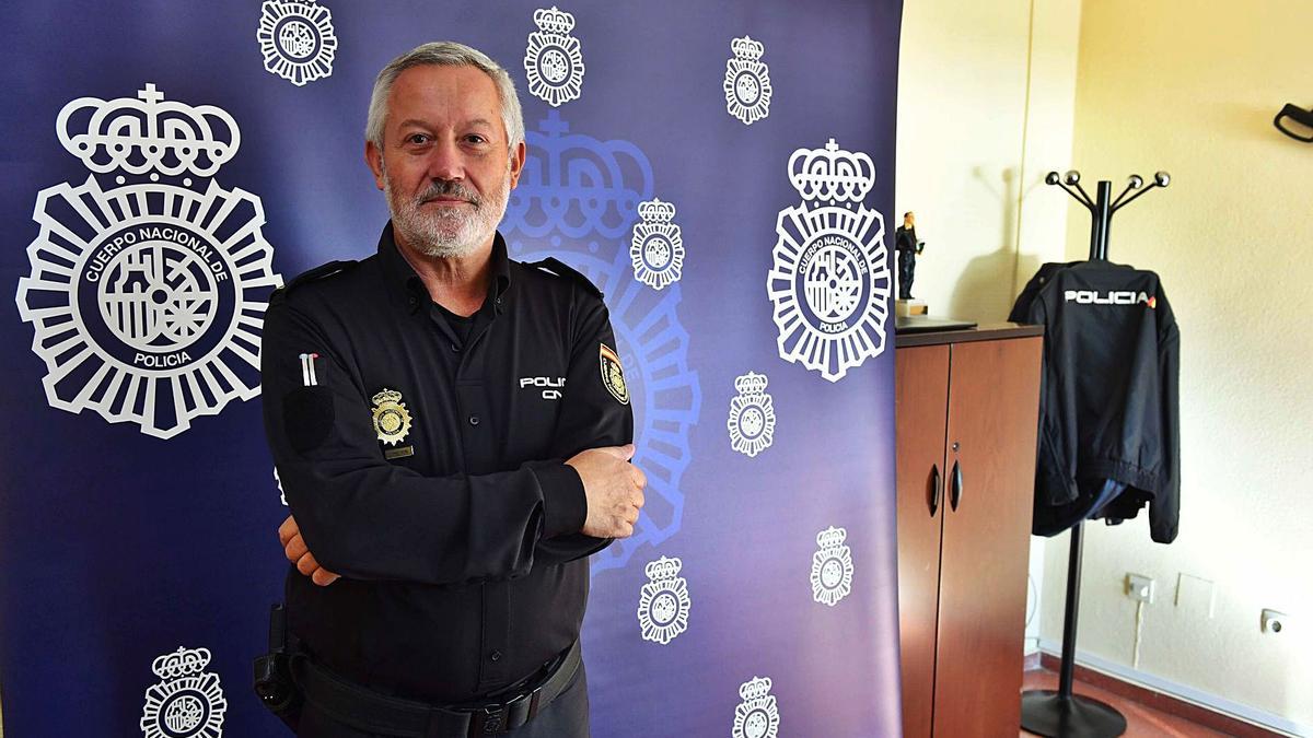 El inspector jefe del Cuerpo Nacional de Policía, Germán Lago, en su despacho. |   // VÍCTOR ECHAVE