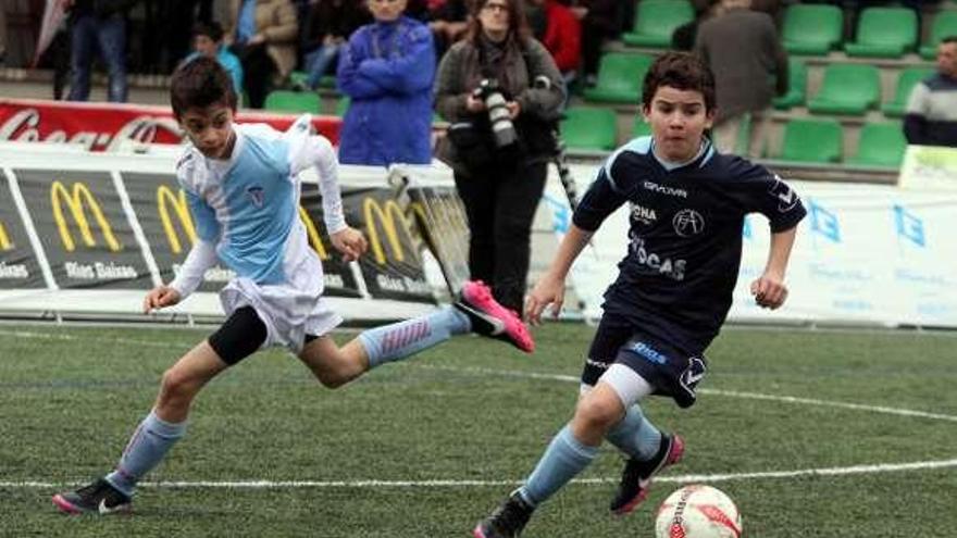 El portero del San Martín desvía un balón en el partido que enfrentó a su equipo con el Calvo Sanz. // J.L.Oubiña