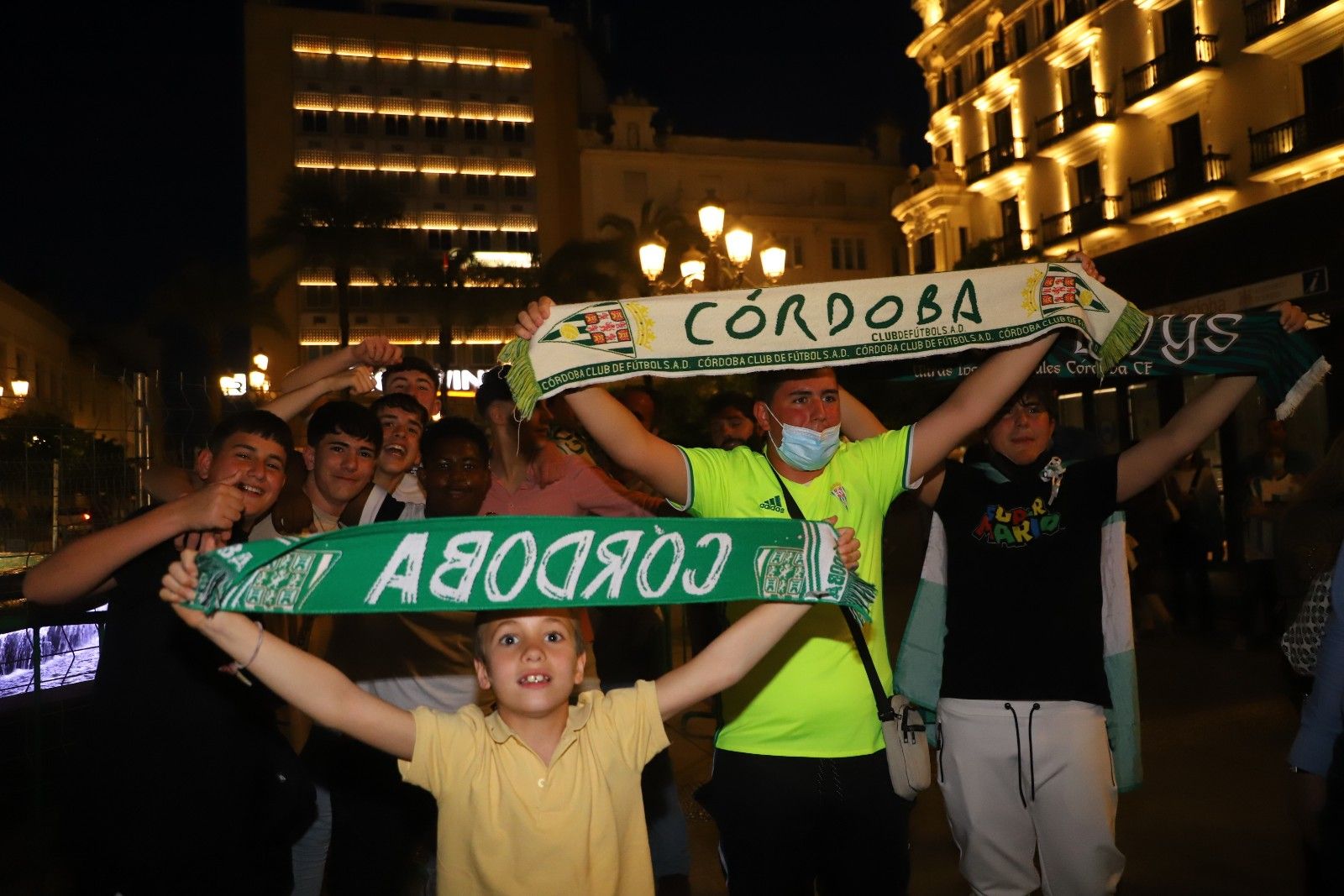 Los aficionados cordobesistas celebran el ascenso en Las Tendillas