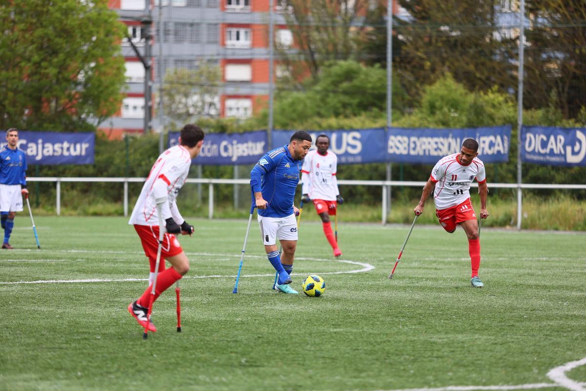 EN IMÁGENES: Así se juega al fútbol con una pierna menos y dos muletas EN IMÁGENES: Así se juega al fútbol con una pierna menos y dos muletas