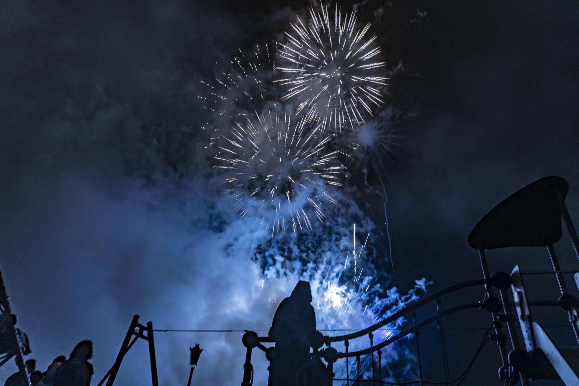 EN IMÁGENES: Así se vivieron unos fuegos de San Mateo bajo la lluvia en Oviedo