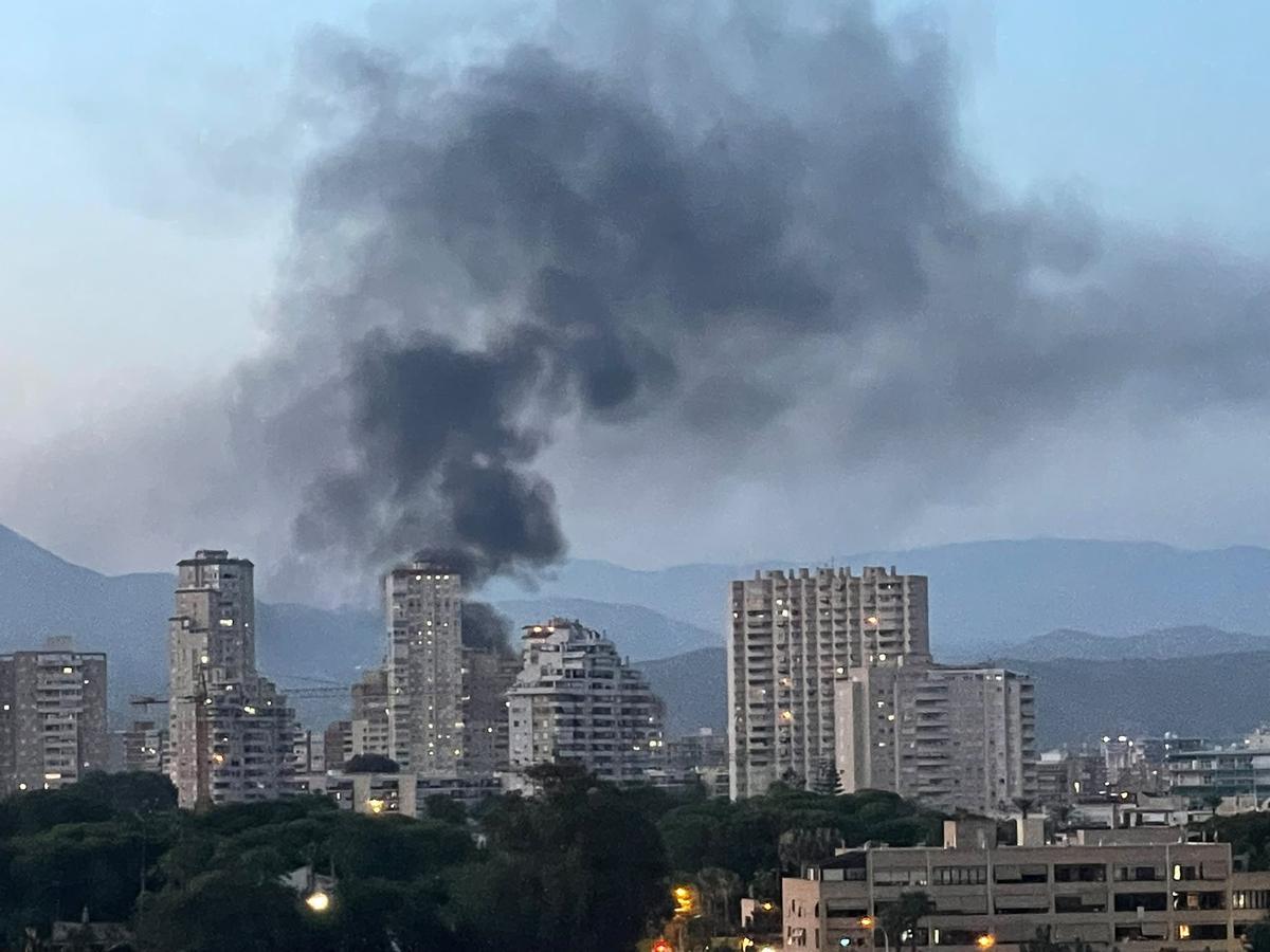 El incendio de dos coches en Muchavista, visto desde la distancia.