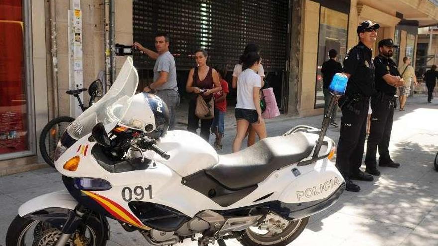 Policías nacionales vigilan la zona comercial de Pontevedra. // R. V.