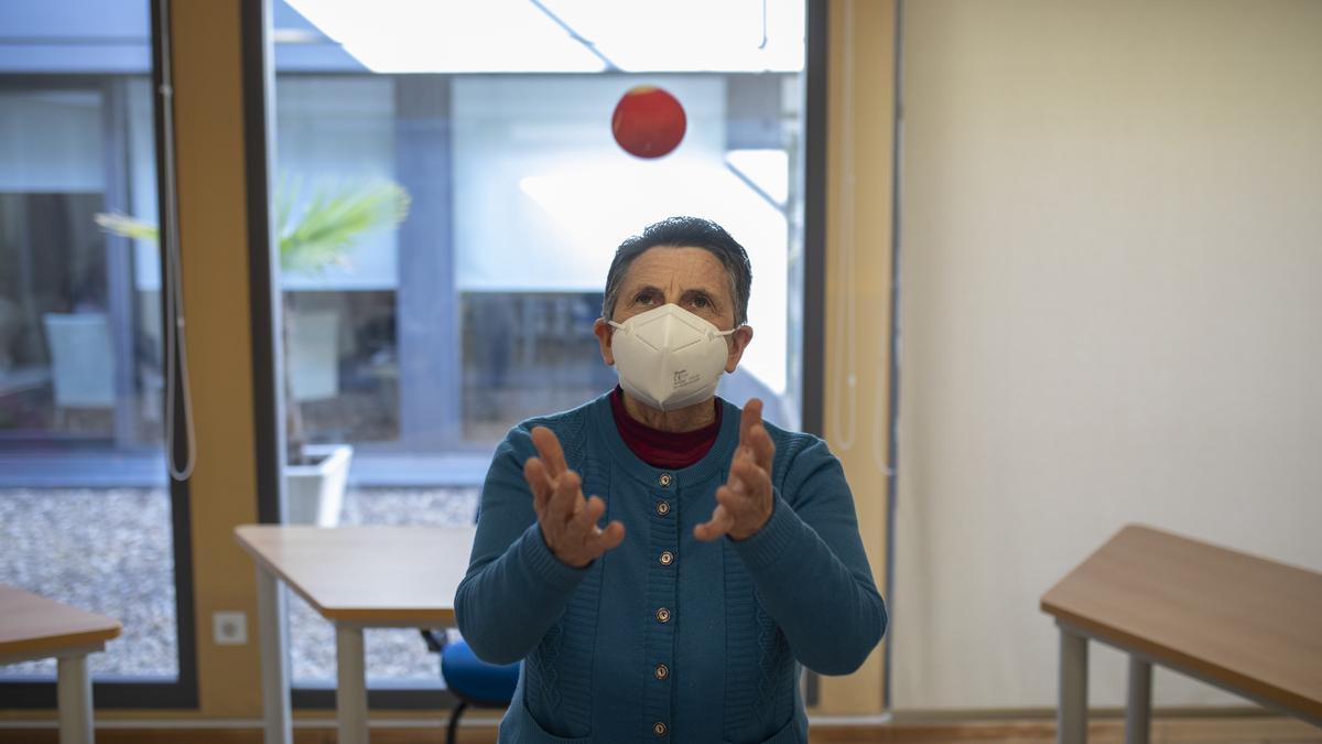 Una mujer trabaja con una pelota.