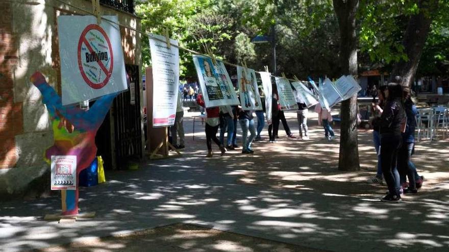 Mensajes contra el bullying, expuestos en la zona de La Marina, ayer a mediodía.