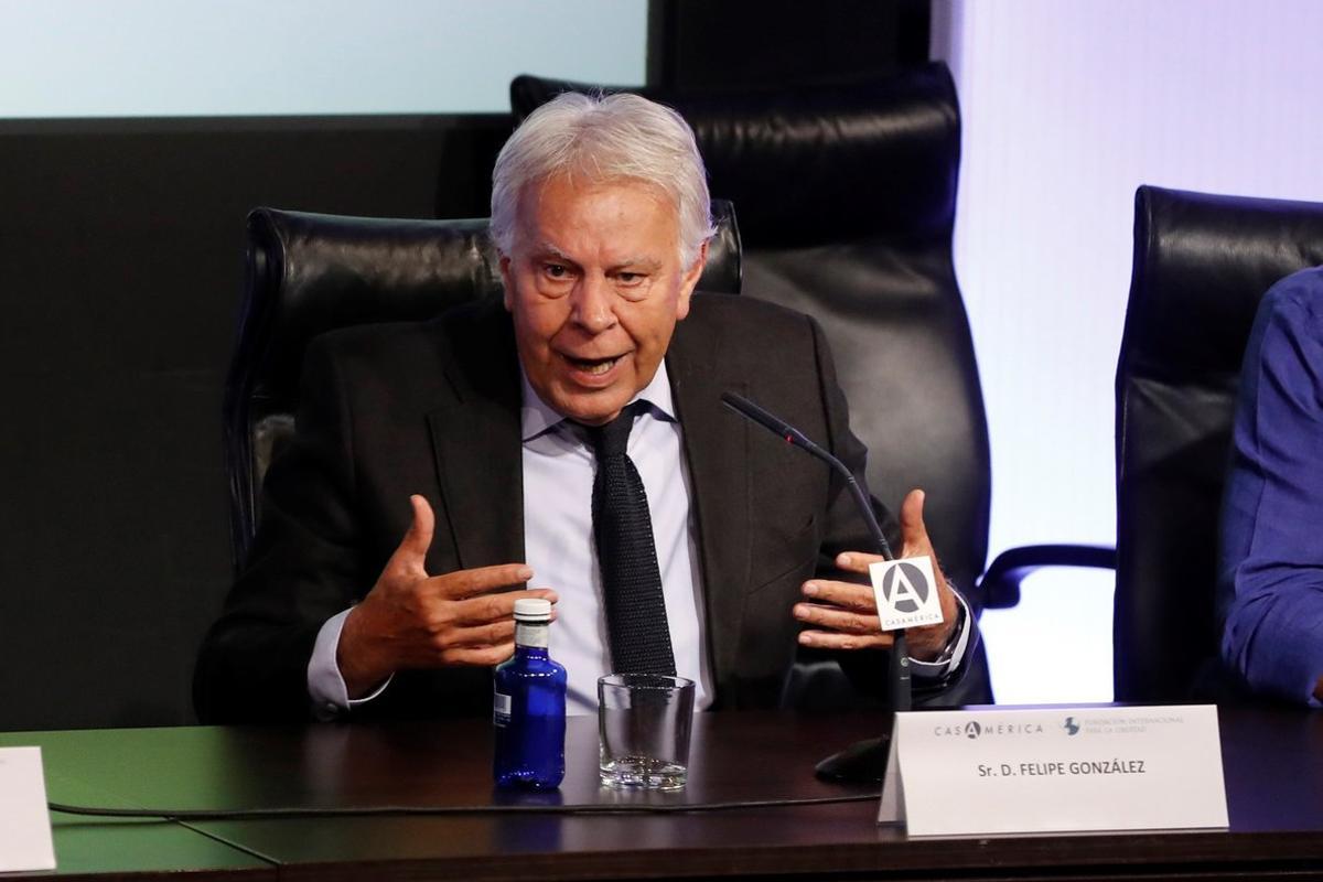 GRAF3448. MADRID, 24/06/2019.- El expresidente del Gobierno Felipe González interviene en el debate Un diaólogo sobre los retos de España y América Latina celebrado en el marco de la inauguración del XII Foro Atlántico, este lunes en Casa América, en Madrid. EFE/Ballesteros