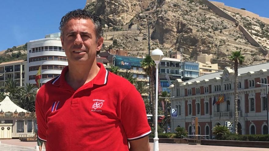 El entrenador de Agustinos, Óscar Gutiérrez, en la Explanada del Puerto de Alicante