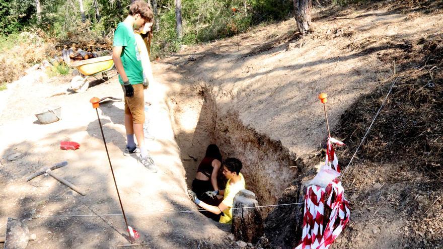 Excaven el camp de tir de la base militar de l&#039;exèrcit republicà a Pujalt: &quot;Ens està sorprenent moltíssim&quot;