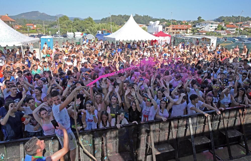 Cientos de personas reciben un baño de color en el festival Midnight Paint Party de Praia América