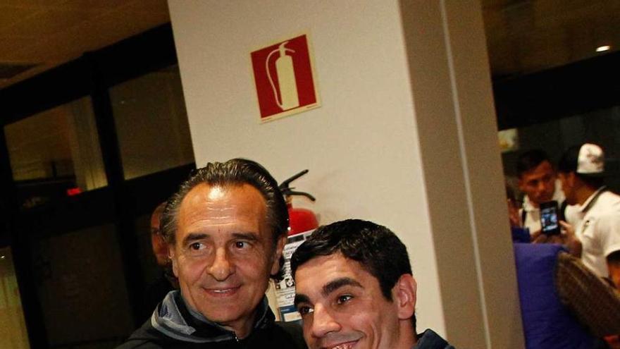 Prandelli posa para una foto a su llegada a Asturias.