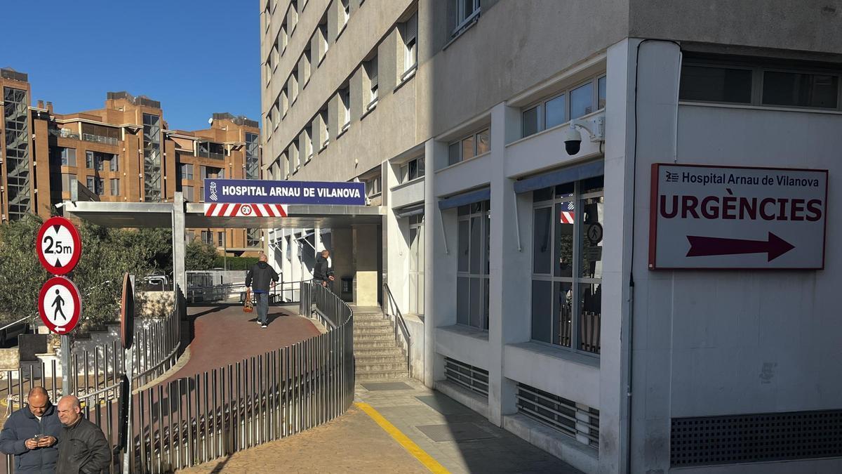 Entrada de Urgenicas del hospital Arnau de València en una imagen de archivo.