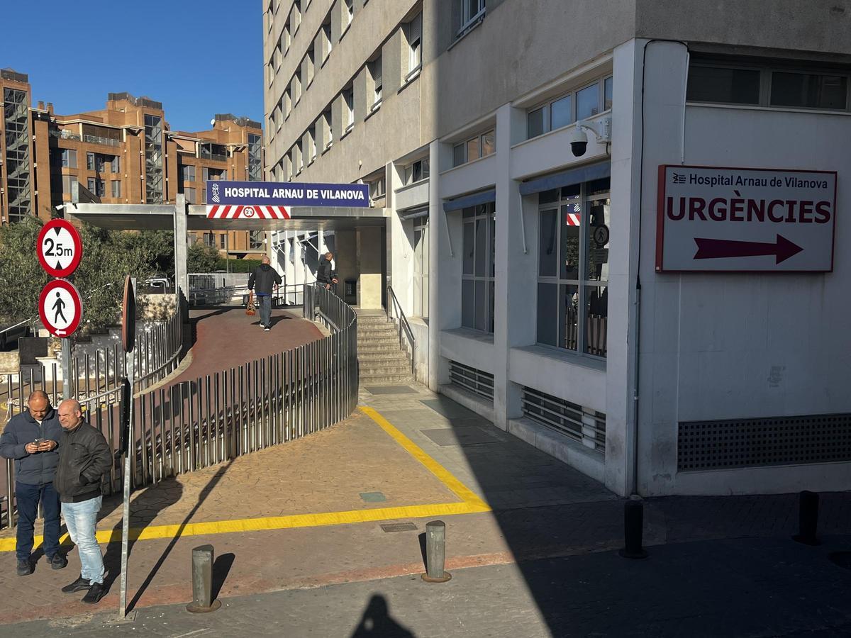 Poca actividad en el hospital Arnau de Vilanova este lunes, en el primer día de la huelga de médicos en València.