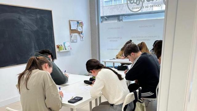 Estudiantes realizan un simulacro de examen en Binomio Lalín.  | CEDIDA