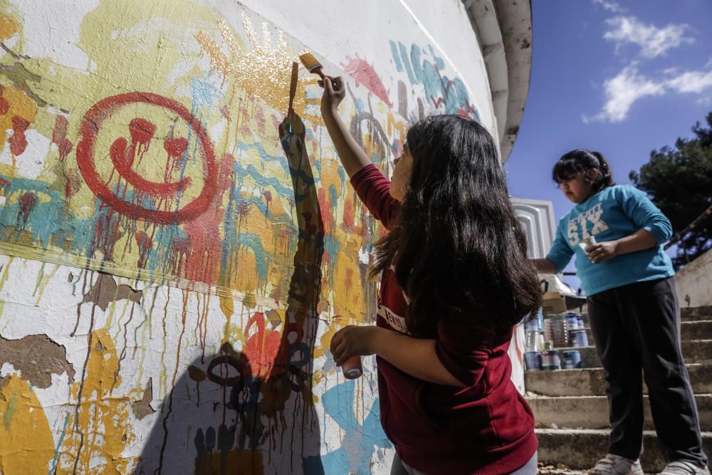 Familias y niños pintan el Molinar