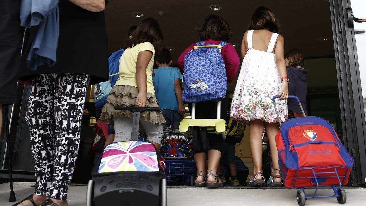 Imagen de escolares a las puertas de un colegio